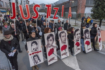 Manifestación en Gasteiz el pasado 3 de marzo en recuerdo a las víctimas de la matanza. (Juanan RUIZ/FOKU)