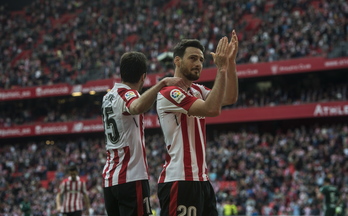 Aduriz aplaude a la Herri Harmaila tras marcar ante el Betis. (Marisol RAMIREZ / FOKU)