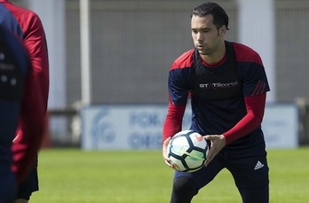 Quique, en un entrenamiento en Taxoare. (OSASUNA)
