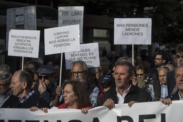 Unas 2.000 personas han reclamado pensiones dignas en Iruñea. (Jagoba MANTEROLA / FOKU)