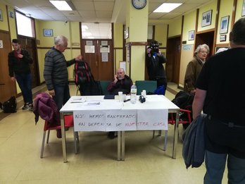 Jubilados de Erromo se han encerrado en el centro de mayores. (@GetxokoEHBildu).