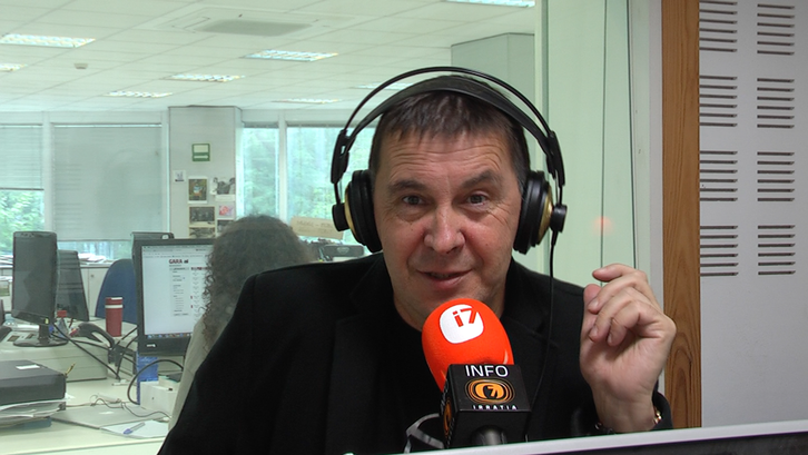 Arnaldo Otegi durante la entrevista de hoy en Info7 irratia.