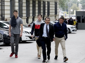 El abogado Iñigo Iruin, junto a los tres encausados que defiende. (J. DANAE/FOKU)