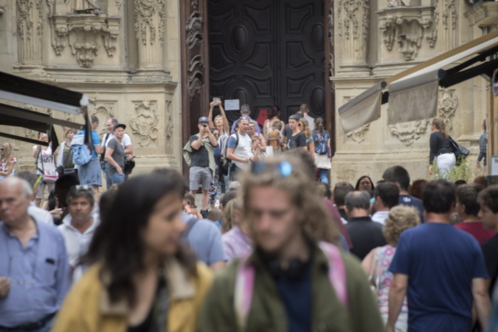 Turistas en la Parte Vieja de Donostia. (Gorka RUBIO / FOKU)