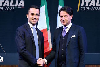 Luigi di Maio y Giuseppe Conte se saludan en un acto el pasado 1 de marzo. (Filippo MONTEFORTE / AFP)