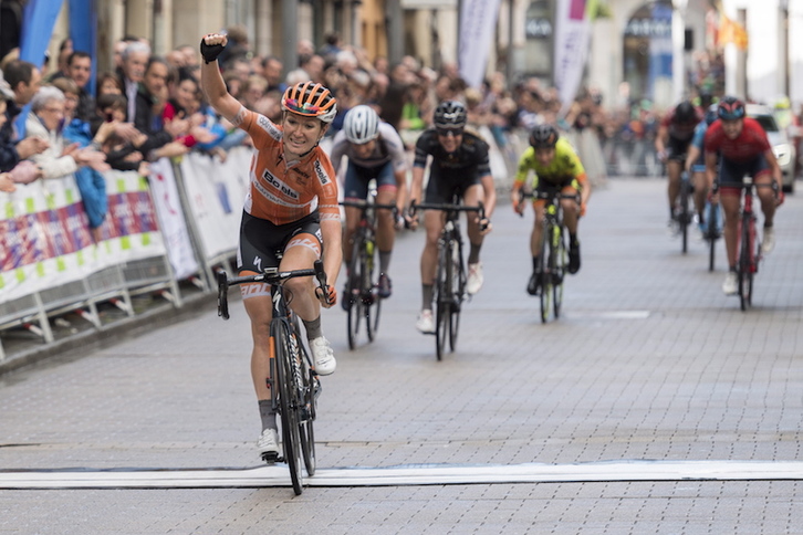 Amy Pieters celebra su victoria en Aretxabaleta. (Juanan RUIZ / FOKU)