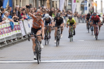 Amy Pieters celebra su victoria en Aretxabaleta. (Juanan RUIZ / FOKU)