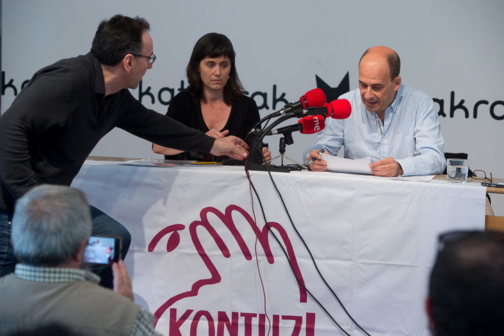 Mirentxu Iribarren y Patxi Zamora, de Kontuz, han comparecido hoy en Iruñea. (Iñigo URIZ/FOKU)