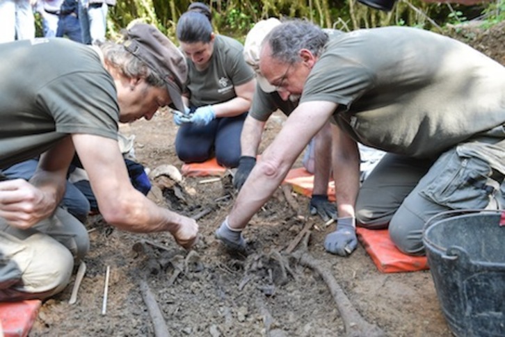 Un momento de los trabajos de exhumación en Leranotz de dos fugados de Ezkaba. (Idoia ZABALETA/FOKU)