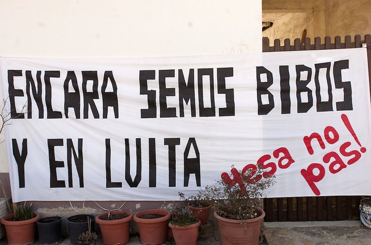 Cartel en Artieda que reclama «Todavía estamos vivos y en lucha. Yesa no». (Idoia ZABALETA/FOKU)