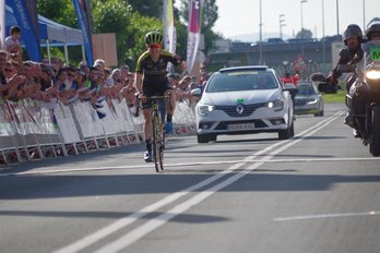 Amanda Spartt atraviesa la línea de meta en Iurreta. (@Oficial_BiraWWT)