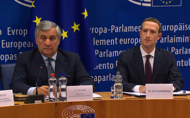 Mark Zuckerberg, junto al presidente del Parlamento italiano, Antonio Tajani. (AFP)