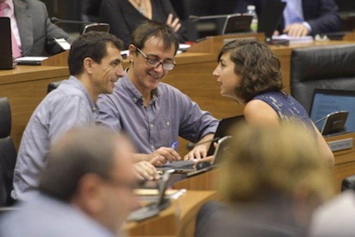 Velasco, Couso y Laura Pérez, de Orain Bai, en el Parlamento navarro. (Idoia ZABALETA/FOKU)