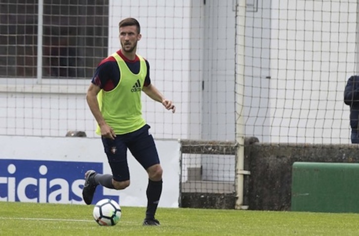 Oier, en un entrenamiento en Taxoare. (OSASUNA)