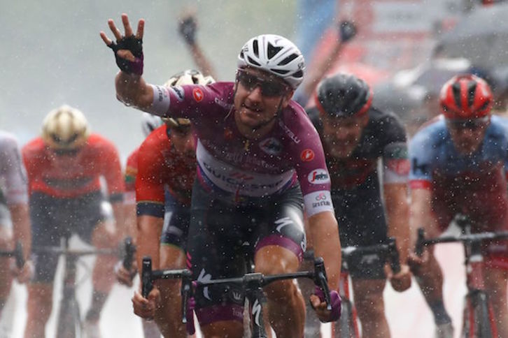 Viviani marca con los dedos el número de victorias que suma en este Giro. (LUK BENIES / AFP)