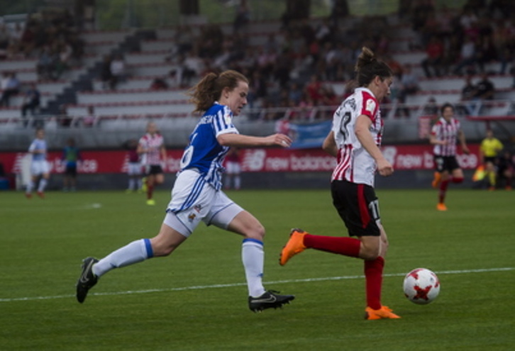 Lucía Córdoba se escapa de Etxezarreta para marcar el 2-1 definitivo. (Luis JAUREGIALTZO / FOKU)