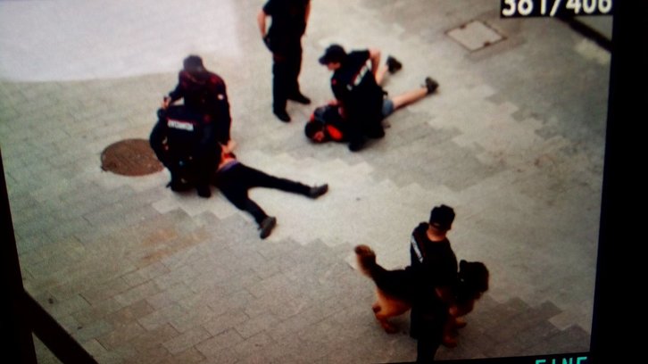 Los dos detenidos inmovilizados en el suelo. (@DonostiakoIA)