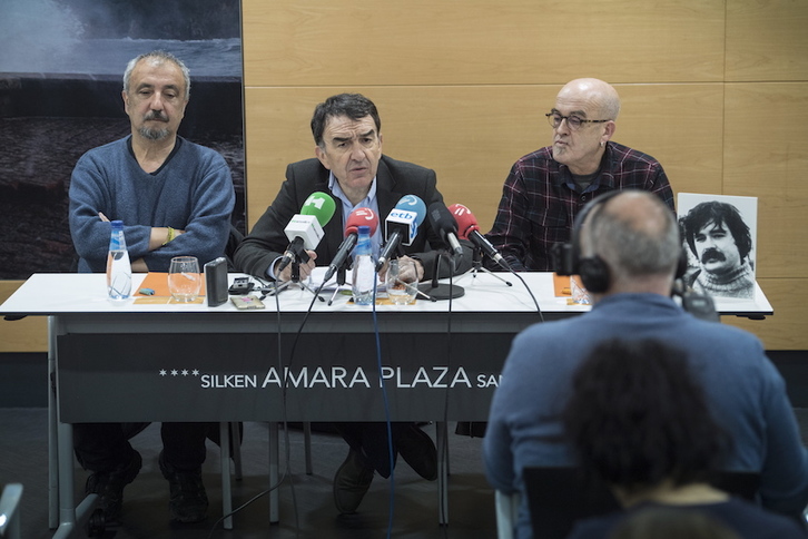 Iñaki Egaña, Iñigo Iruin y Eneko Álvarez, hermano de ‘Naparra’, en la comparecencia del 15 de mayo. (Jon URBE/FOKU)