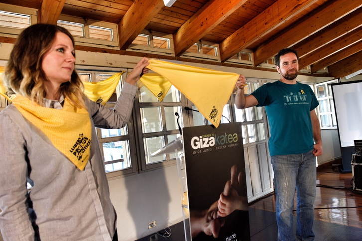 Angel Oiarbide y Jone Amonarriz han presentado el kilómetro solidario con Catalunya. (FOKU)