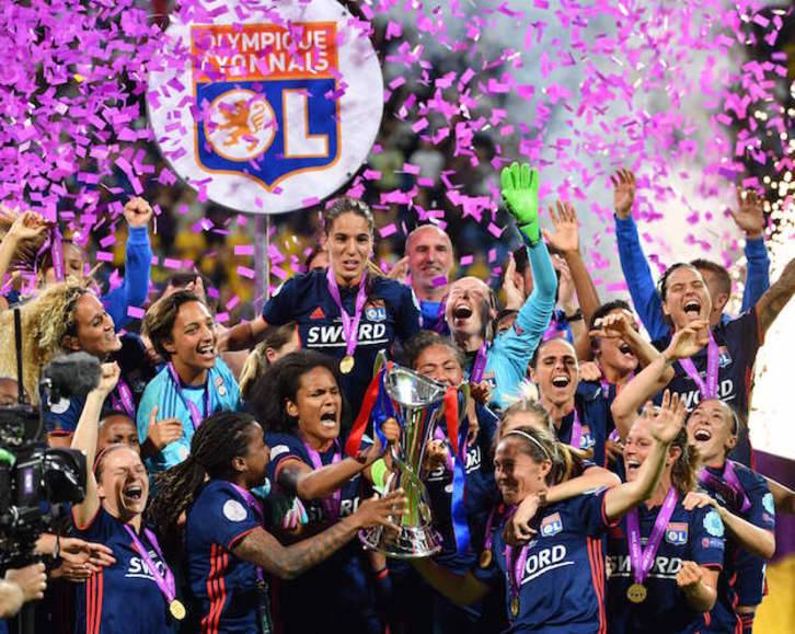 Las jugadoras del Olympique de Lyon festejan el título. (SERGEI SUPINSKY / AFP)