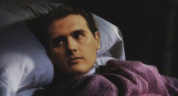 Rivera en el rol del niño de 'El Sexto sentido', imagen difundida en Twitter junto a la leyenda «en ocasiones veo españoles»