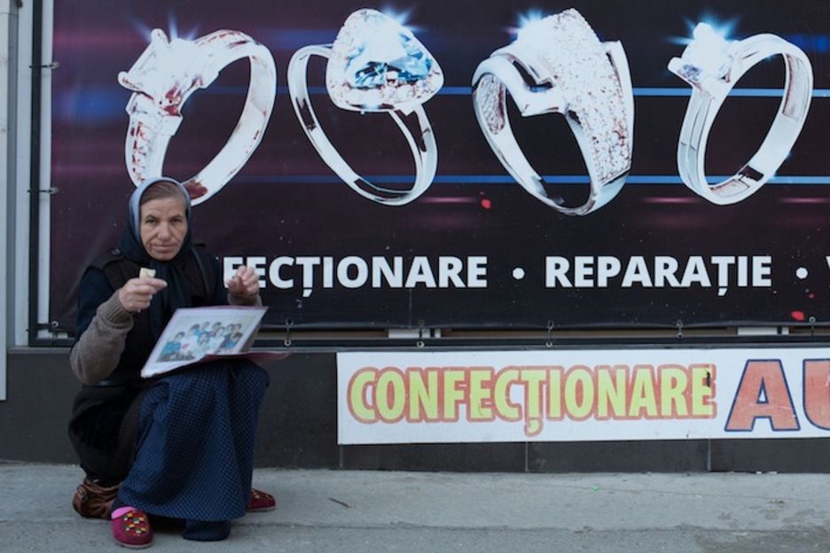 Mujer pidiendo en el centro de Chisinau. Moldavia es uno de los países más pobres de Europa. (Juan TEIXEIRA)