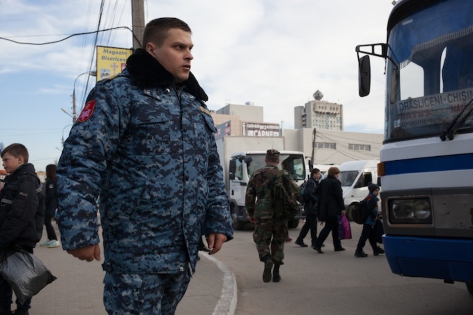 Policía y militar moldavos. Los cuerpos de seguridad del estado es de las pocas salidas que tienen muchos moldavos. (Juan TEIXEIRA) 