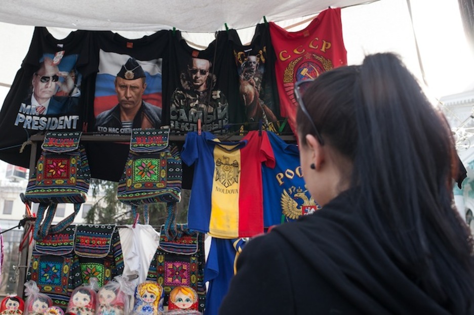 Los puestos de souvenirs en Chisinau son una mezcla de motivos moldavos y sorprendentemente rusos, Vladimir Putin es el rostro más popular. (Juan TEIXEIRA) 