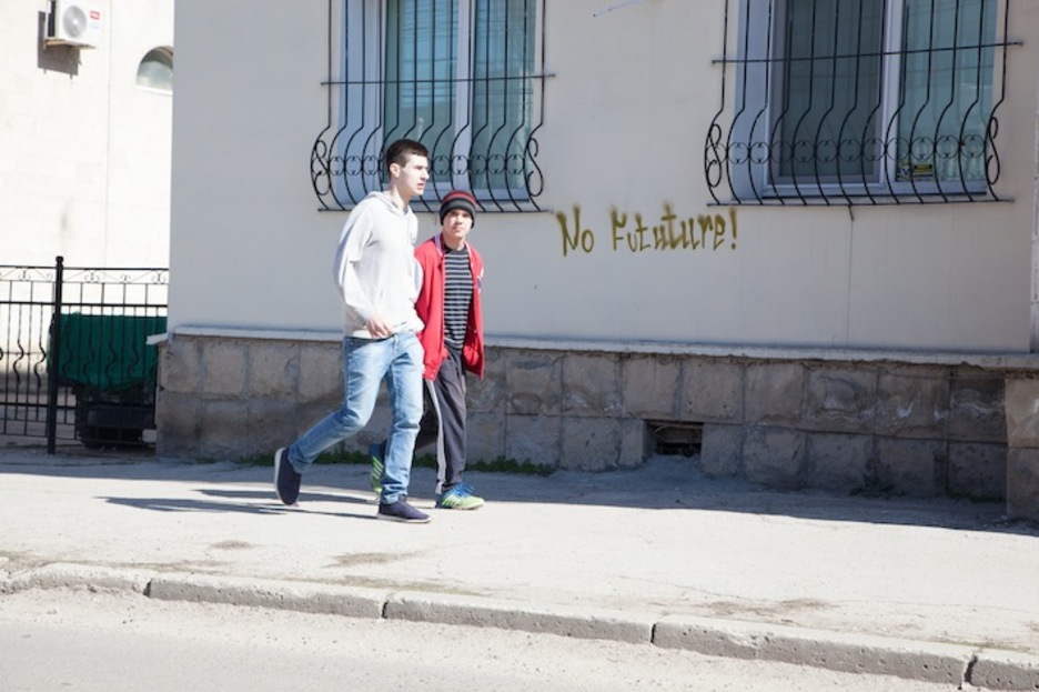 La mayoría de jóvenes tienen escasas oportunidades laborales en Moldavia, por ello muchos se ven abocados a la emigración. (Juan TEIXEIRA)