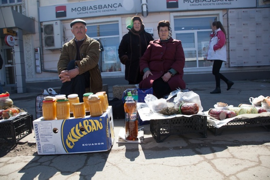 Venta de productos agrícolas caseros en el centro de  Chisinau, la única salida de subsistencia para parte de los moldavos. (Juan TEIXEIRA)