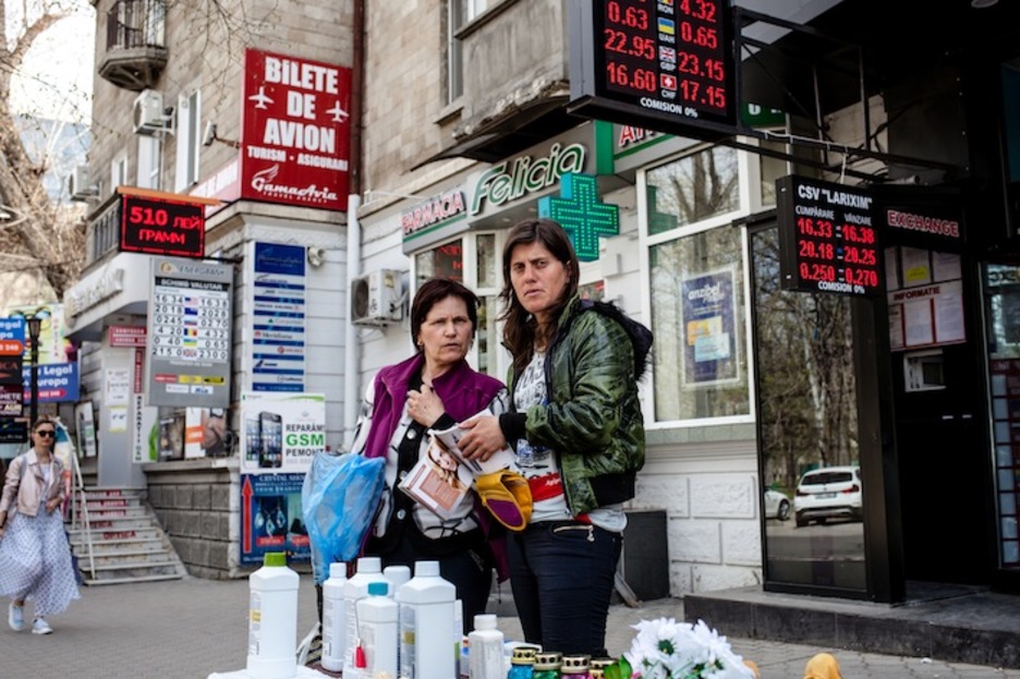 Casas de cambio de divisas. El dinero que envían los moldavos desde fuera es clave en la economía del país. (Juan TEIXEIRA)