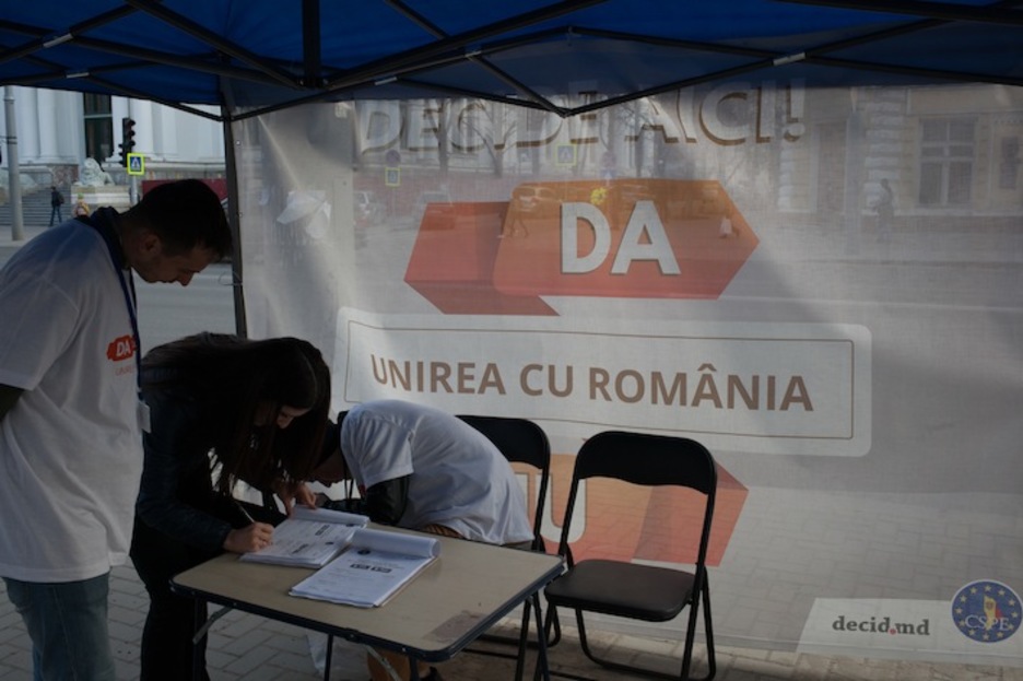 Puesto en Chisinau que recoge firmas a favor de un referéndum de unión a Rumanía. (Juan TEIXEIRA)