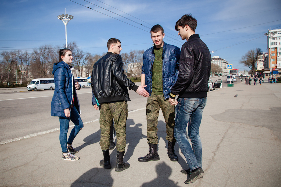 Jóvenes que realizan el servicio militar de permiso con sus amigos. Tiraspol. (Juan TEIXEIRA) Jóvenes que realizan el servicio militar de permiso con sus amigos. Tiraspol. (Juan TEIXEIRA)