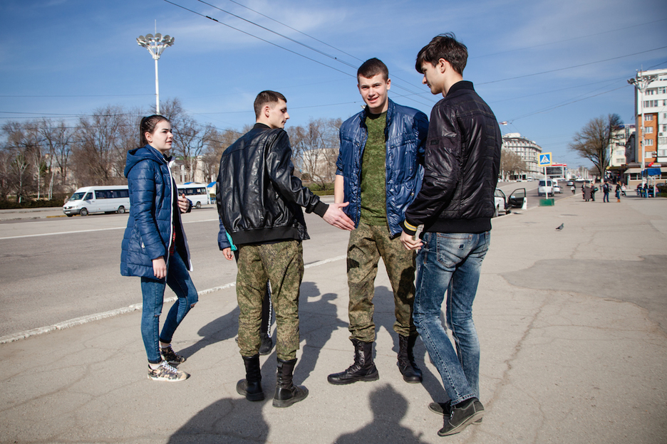  Jóvenes que realizan el servicio militar de permiso con sus amigos. Tiraspol. (Juan TEIXEIRA)