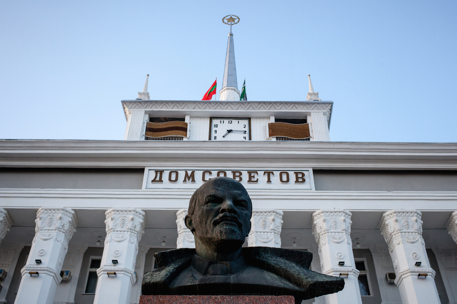 Casa de los soviets de Tiraspol, hoy en día espacio cultural. Lenin preside la plaza que hay delante del edificio. (Juan TEIXEIRA) Casa de los soviets de Tiraspol, hoy en día espacio cultural. Lenin preside la plaza que hay delante del edificio. (Juan TEIXEIRA)