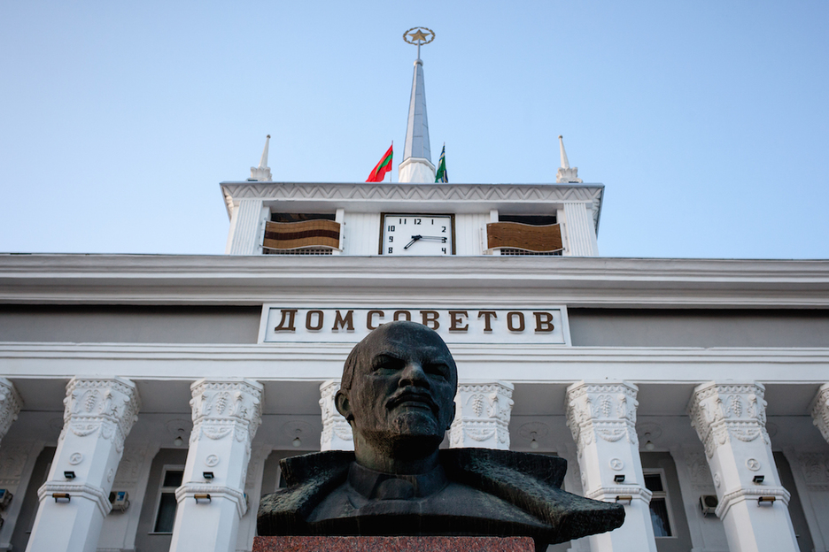 Casa de los soviets de Tiraspol, hoy en día espacio cultural. Lenin preside la plaza que hay delante del edificio. (Juan TEIXEIRA)