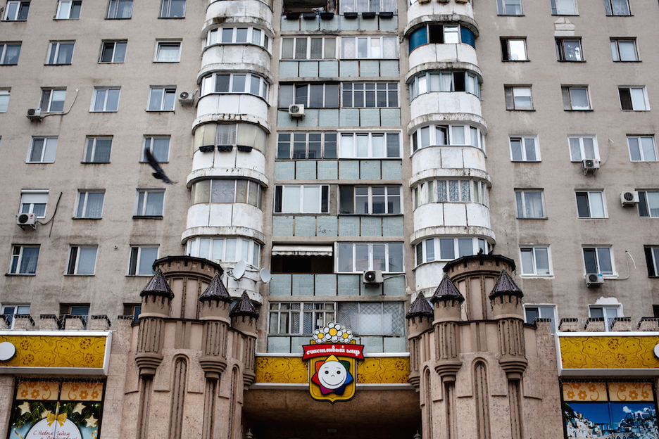 Los edificios son en su mayoría de la época soviética, aunque hay elementos nuevos como la tienda de juguetes en primer plano. Tiraspol. (Juan TEIXEIRA)