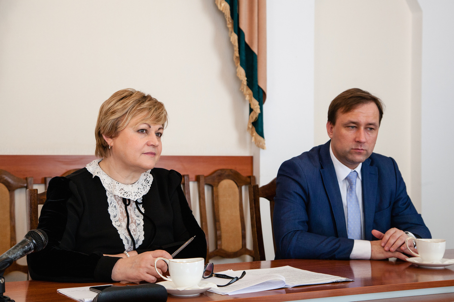 Galina Antyufeeva, presidente del partido Renovación, Serguei Shirokov, consejero sobre asuntos exteriores del parlamento de Transnistria. (Juan TEIXEIRA)