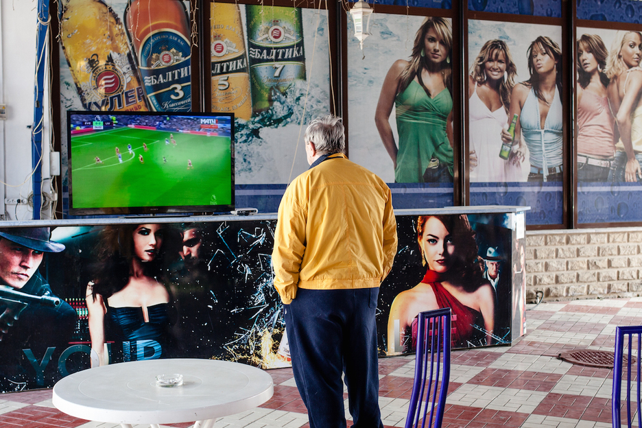 Hombre viendo la televisión en Tiraspol. El canal y la publicidad son de origen ruso. (Juan TEIXEIRA) Hombre viendo la televisión en Tiraspol. El canal y la publicidad son de origen ruso. (Juan TEIXEIRA)