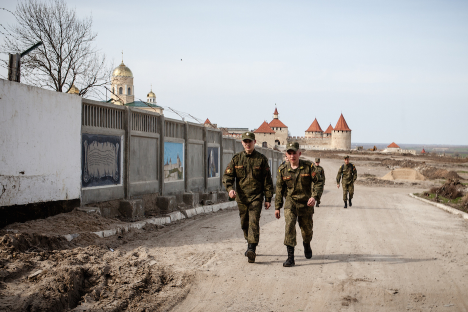 Militares transnistrios cerca de la fortaleza de Benderi. (Juan TEIXEIRA)