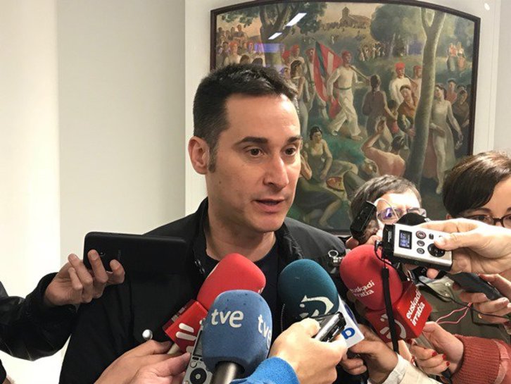 Iker Casanova atiende a los medios en los pasillos del Parlamento. (@ehbildu)