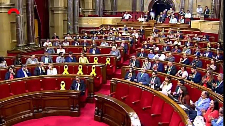 Quim Torra, junto al lazo amarillo retirado por Cs, en el pleno del Parlament. (@parlamentcat)