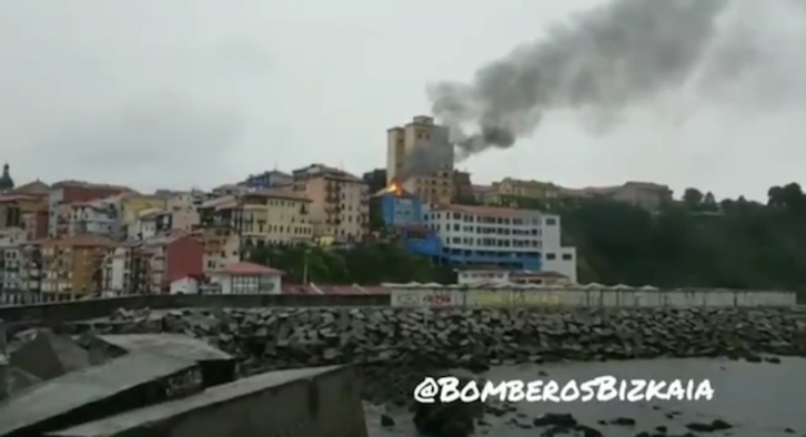 El incendio se ha declarado en un edificio situado en el casco viejo de Bermeo. (@BomberosBizkaia)