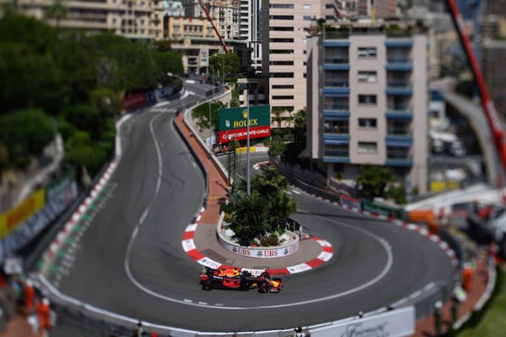 Ricciardo toma una de las curvas más reconocibles del circuito monegasco. (Andrej ISAKOVIC / AFP)