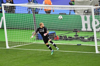 Karius, meta del Liverpool, ve cómo se le escapa un balón que significará el 3-1.  (Sergei SUPINSKY / AFP)