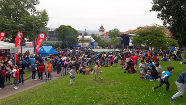 Familia giroa nagusi Santurtziko Ibilaldian. (@gara_miantzi)