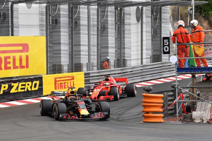 Ricciardo, seguido por Vettel. (Andrej ISAKOVIC/AFP)