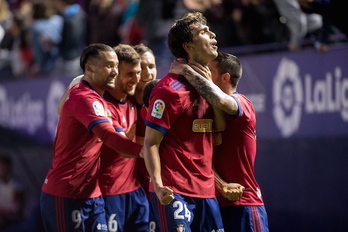 Los jugadores de Osasuna celebran el gol de la victoria. (Iñigo URIZ/FOKU)