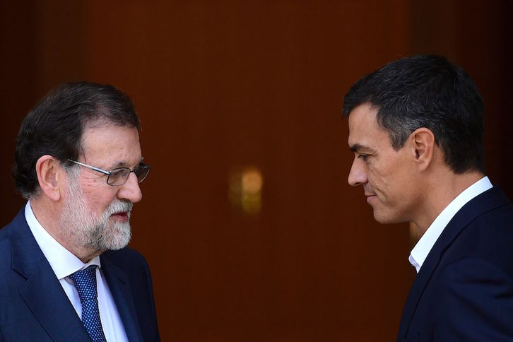 Mariano Rajoy recibe a Pedro Sánchez en setiembre de 2017 en la Moncloa. (Pierre-Philippe MARCOU/AFP)