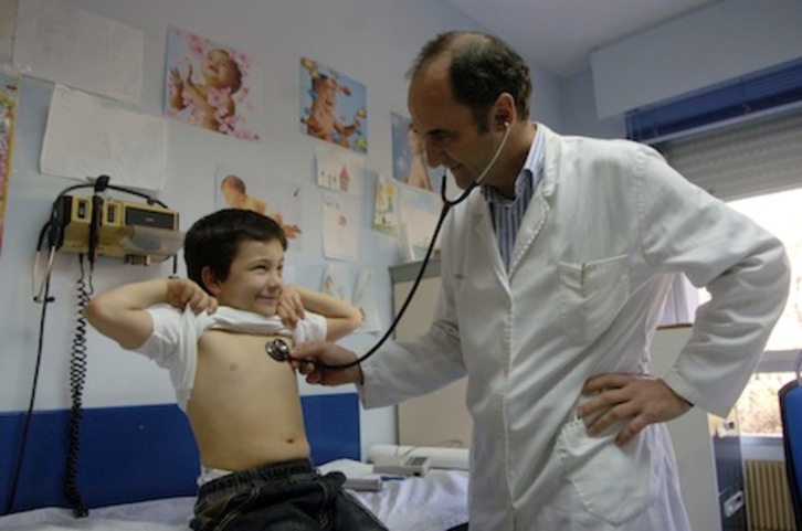 Imagen de archivo de un pediatra atendiendo a un niño. (Juanan RUIZ/FOKU)